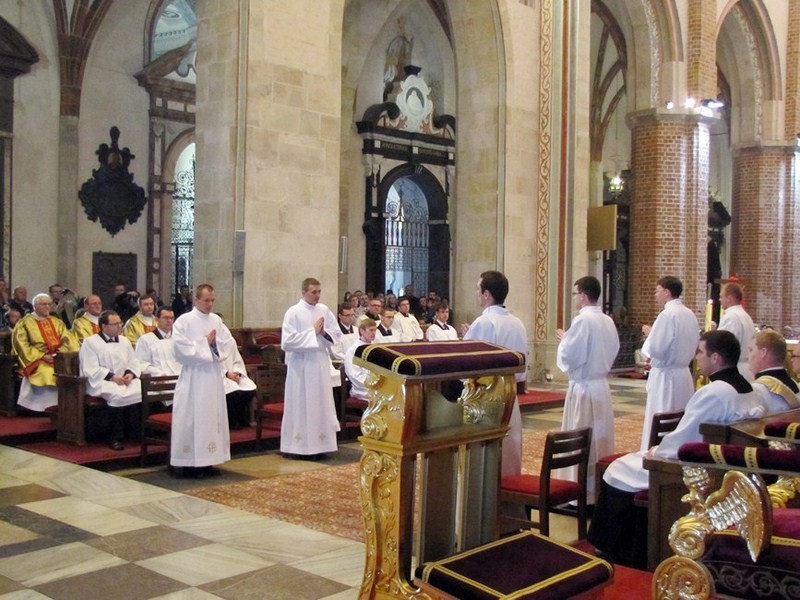 Prymas senior abp Henryk Muszyński wyświęcił nowych diakonów