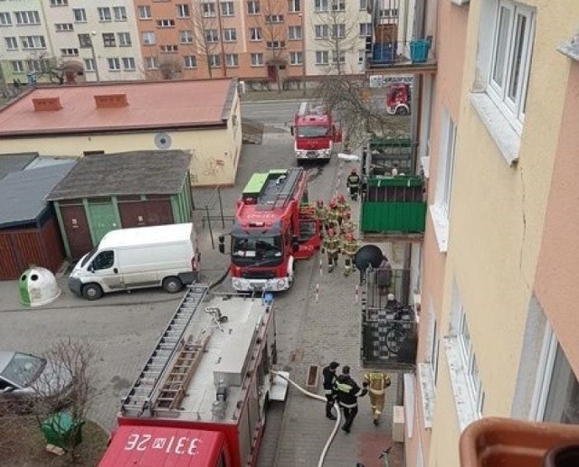 W akcji gaśniczej brało udział pięć jednostek radomskiej straży pożarnej. Niestety w wyniku pożaru zginęła jedna osoba.