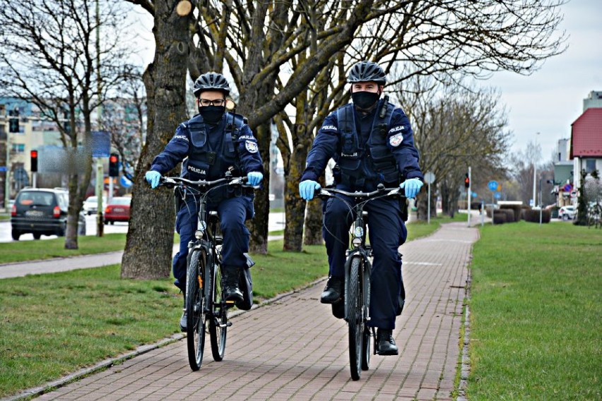 Policja w Suwałkach wzbogaciła się o dwa rowery. Stróżom porządku przekazał je starosta [Zdjęcia]