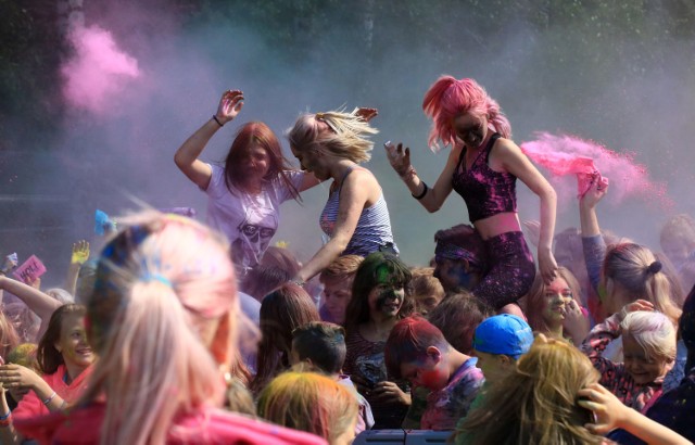 Na plaży "Delfin" w gminie Grudziądz trwa Holi Festival.

