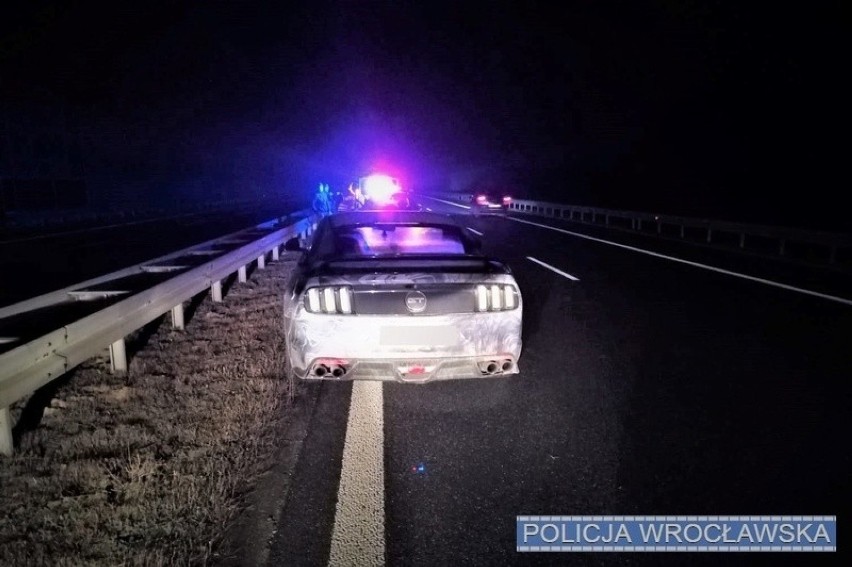 Ford mustang porzucony na S8 pod Wrocławiem.