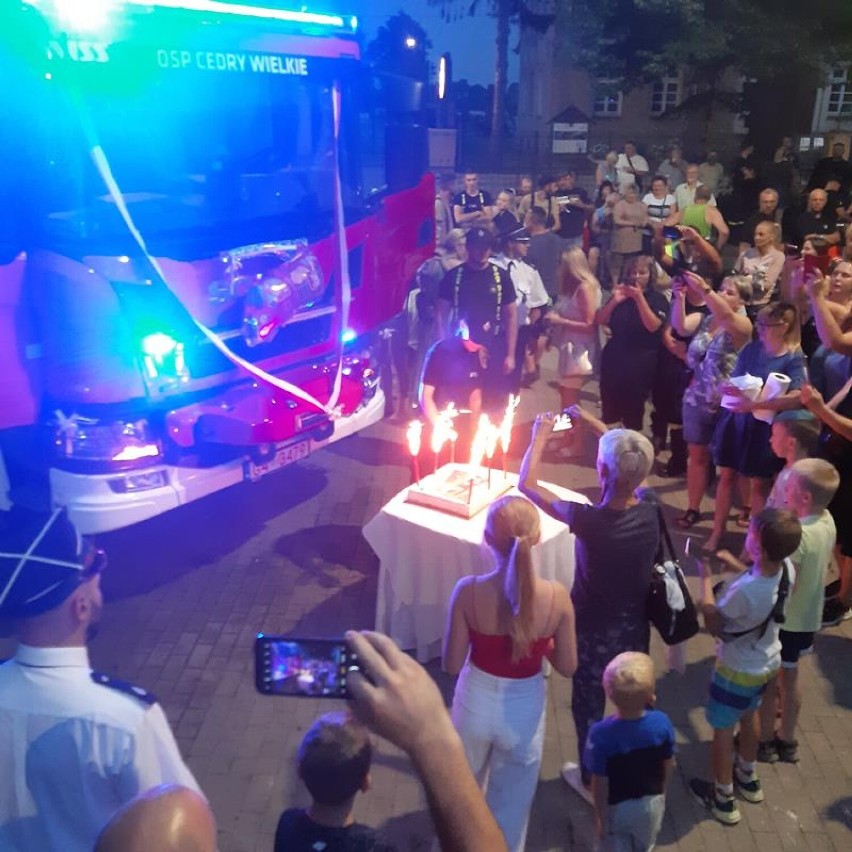 Strażacy z OSP Cedry Wielkie przywitali nowy wóz strażacy. W zakupie pomogła gmina, władze powiatu gdańskiego oraz mieszkańcy i sponsorzy 