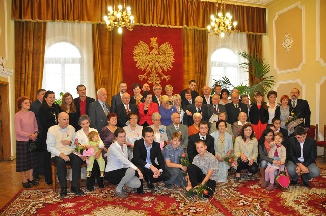 Siedem par małżeńskich odebrało w Urzędzie Stanu Cywilnego w Radomsku medale prezydenta RP "Za Długoletnie Pożycie Małżeńskie".