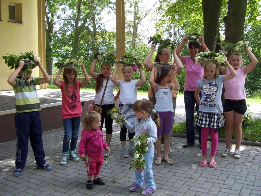 Dzieci z gminy Stegna przywitały lato w plenerze. Zdjęcia z Nocy Świętojańskiej