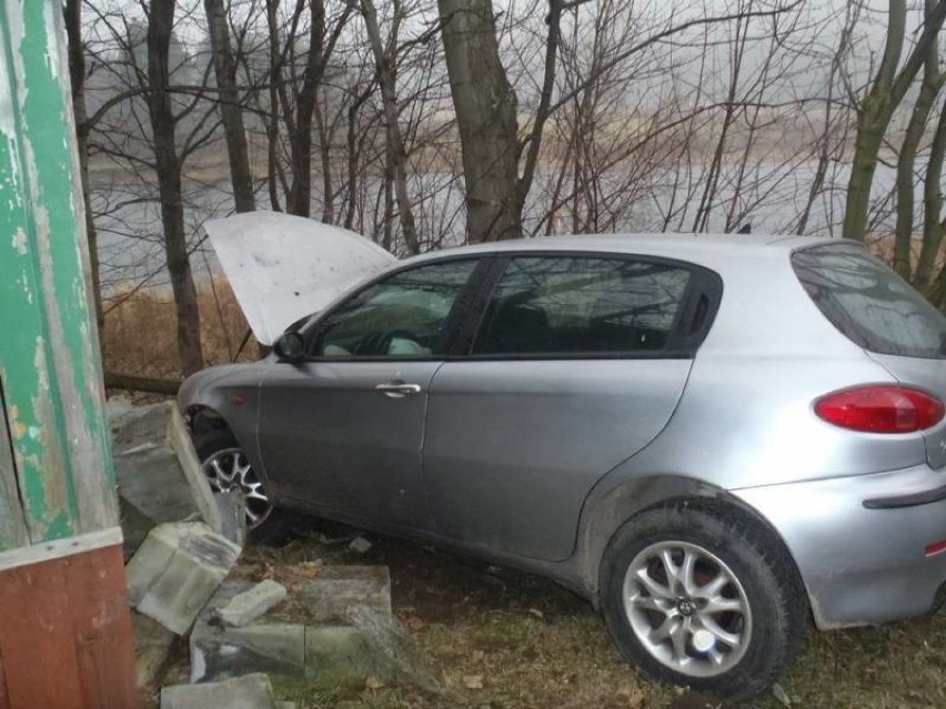 Samochód osobowy z Krakowa rozbił się w dolinie Popradu