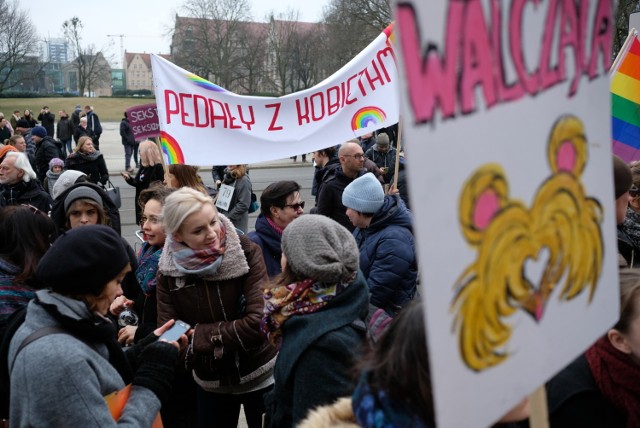 Przeciw przemocy władzy - z takim hasłem po raz kolejny przeszła przez Poznań Manifa. Kobiety protestowały przeciwko zabieraniu im prawa do decydowania o sobie. Tegoroczna Manifa wystartowała sprzed poznańskiej Opery. W przemarszu wzięło udział kilkaset osób. 

WIĘCEJ: Ulicami Poznania przeszła Manifa 2018 [ZOBACZ ZDJĘCIA]
