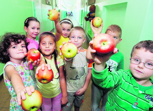 Dzieci mają otrzymywać m.in. jabłka, gruszki, marchewkę, słodką paprykę oraz soki