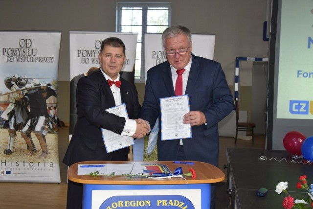 Prezesi polskiego i czeskiego stowarzyszenia Euroregion Pradziad – Radosław Roszkowski i Milan Rac