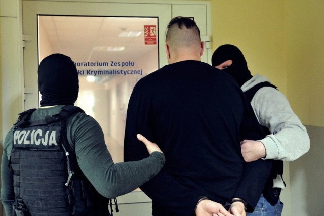 We wtorek (25 kwietnia) w zielonogórskiej prokuraturze rejonowej odbyły się przesłuchania trzech mężczyzn, w związku z pobiciem ze skutkiem śmiertelnym, do którego doszło w jednym z lokali w centrum miasta. Wobec dwóch zostaną skierowane wnioski o areszt. – Usłyszeli zarzuty i przyznali się do nich – mówi prokurator Zbigniew Fąfera, rzecznik zielonogórskiej prokuratury okręgowej.



Ofiarą jest 46-letni Ireneusz z Zielonej Góry. Mężczyzna został pobity przez ochroniarzy lokalu mieszczącego się koło ratusza w centrum Zielonej Góry. Wszystko wskazuje na to, że śmiertelny cios zadał Jakub K., kopnięciem w krocze.

Zobacz też:  Śmiertelne pobicie 46-latka w Zielonej Górze. Zatrzymany to Jakub K. Sportowiec, instruktor walki

Do zdarzenia doszło w niedzielę (23 kwietnia) po godzinie 2.00 w nocy. Dyżurny zielonogórskiej komendy został powiadomiony o zajściu, do którego miało dojść w jednym z lokali w centrum miasta. Na miejsce został skierowany patrol policji. - Ze wstępnych ustaleń na miejscu wynikało, że w pubie doszło do awantury, a następnie do rękoczynów pomiędzy kilkoma mężczyznami przebywającymi w lokalu – mówi kom. Marcin Maludy, rzecznik lubuskiej policji.

W wyniku pobicia 46-letni mieszkaniec Zielonej Góry zmarł. Napastnicy uciekli. Na miejsce przyjechała grupa dochodzeniowo śledcza wraz z prokuratorem. Przeprowadzone zostały oględziny. Policjanci przesłuchali świadków zdarzenia i zabezpieczyli monitoring, a także rozpoczęli poszukiwania sprawców.

Zielonogórscy policjanci pracowali nieprzerwanie nad sprawą od chwili zgłoszenia do późnych godzin wieczornych. Wspierali ich funkcjonariusze komendy wojewódzkiej w Gorzowie, w tym policjanci z grupy antyterrorystycznej. Policjanci w ciągu kilku godzin, ustalili i zatrzymali do sprawy trzy osoby. Ostatniego z mężczyzn, dzięki doskonałemu rozpoznaniu terenu, namierzyli przed godz. 20 dzielnicowi.

Zatrzymani to zielonogórzanie w wieku 21 – 28 lat. Na podstawie przeprowadzonej analizy zapisów monitoringu oraz zeznań świadków ustalono wstępnie przebieg i okoliczności zdarzenia w lokalu. Ustalenia te pozwoliły na przyjęcie, że jeden trzech z zatrzymanych mężczyzn nie brał udziału w pobiciu pokrzywdzonego i w związku z tym występować będzie w sprawie w charakterze świadka. Dwóm pozostałym z zatrzymanych mężczyzn prokurator we wtorek przedstawi zarzuty. Jednemu z nich spowodowanie ciężkiego uszczerbku, wynikiem którego był zgon pokrzywdzonego, drugiemu zaś udział w bójce.

Zobacz też: Pobity 46-latek umierał siostrze na rękach. Dlaczego do tego doszło?

Prokurator Rejonowy w Zielonej Górze wystąpi do sądu z wnioskiem o tymczasowe aresztowanie obydwu mężczyzn.

