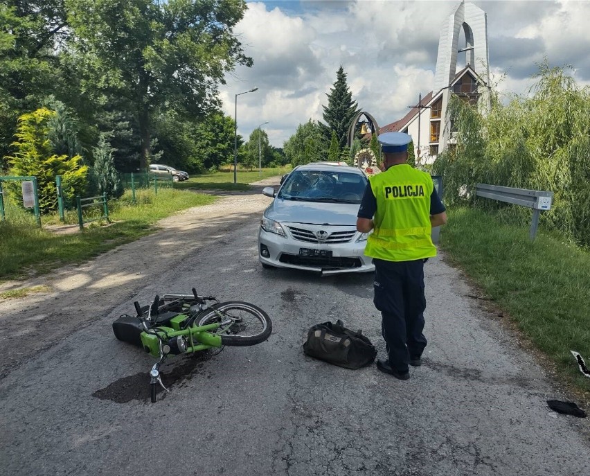 Gmina Ładzice. Wypadek w Stobiecku Szlacheckim. Toyota zderzyła się z motorowerem