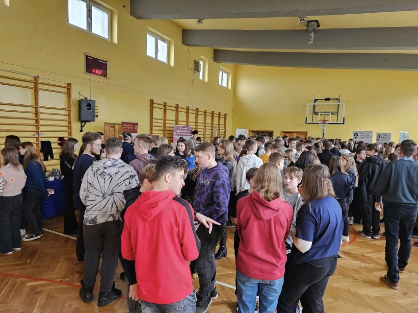 Akcja EduEWI 2023. Wieluńskie licea, technika i branżówki promowały w całym powiecie ofertę edukacyjną na rok szkolny 2023/24 FOTO