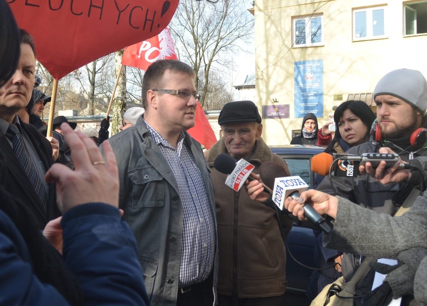 Protest głuchoniemych pod Polskim Związkiem Głuchych w Łodzi