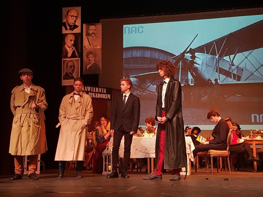 Gniezno: Scenę teatru zajęli uczniowie AGM