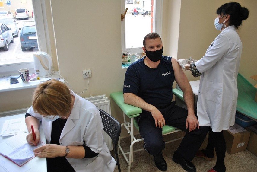Tak wyglądają  szczepienia przeciw koronawirusowi policjantów z KPP Radziejów [zdjęcia]