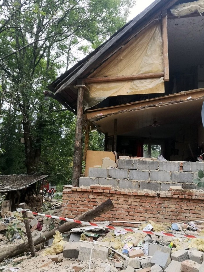 Wybuch gazu w domu w Bieszczadach. Rozsadził dwie ściany i ranił 65-latka [ZDJĘCIA]