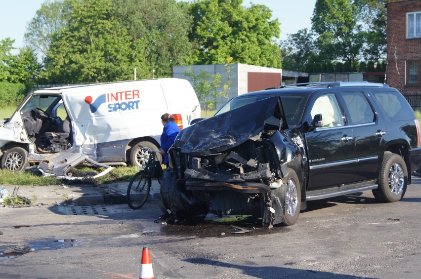 Wypadek w Konopnicy. Kierowca nie zatrzymał się przed znakiem STOP.  Ranni trafili do szpitala