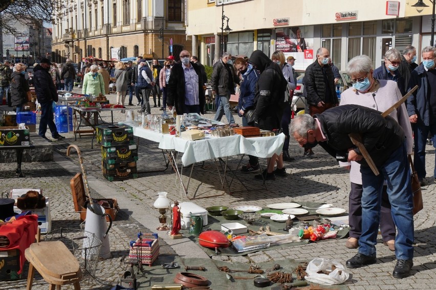 Kwietniowy Jarmark Staroci w Legnicy przyciągnął tłumy na Rynek! Zobacz, co można było kupić [ZDJĘCIA]