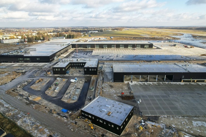 Przy obiektach lotniskowych trwa też budowa parkingów.
