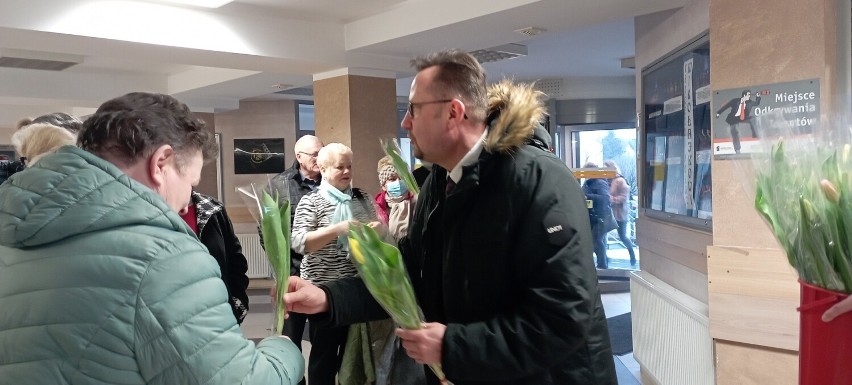 Spotkanie dla pań z okazji Dnia Kobiet w Centrum Kultury w Jędrzejowie. Były kwiaty, życzenia i słodki poczęstunek. Zobaczcie zdjęcia
