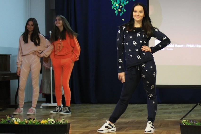 Uczniowie szkoły numer 24 zorganizowali wiosenny pokaz mody.