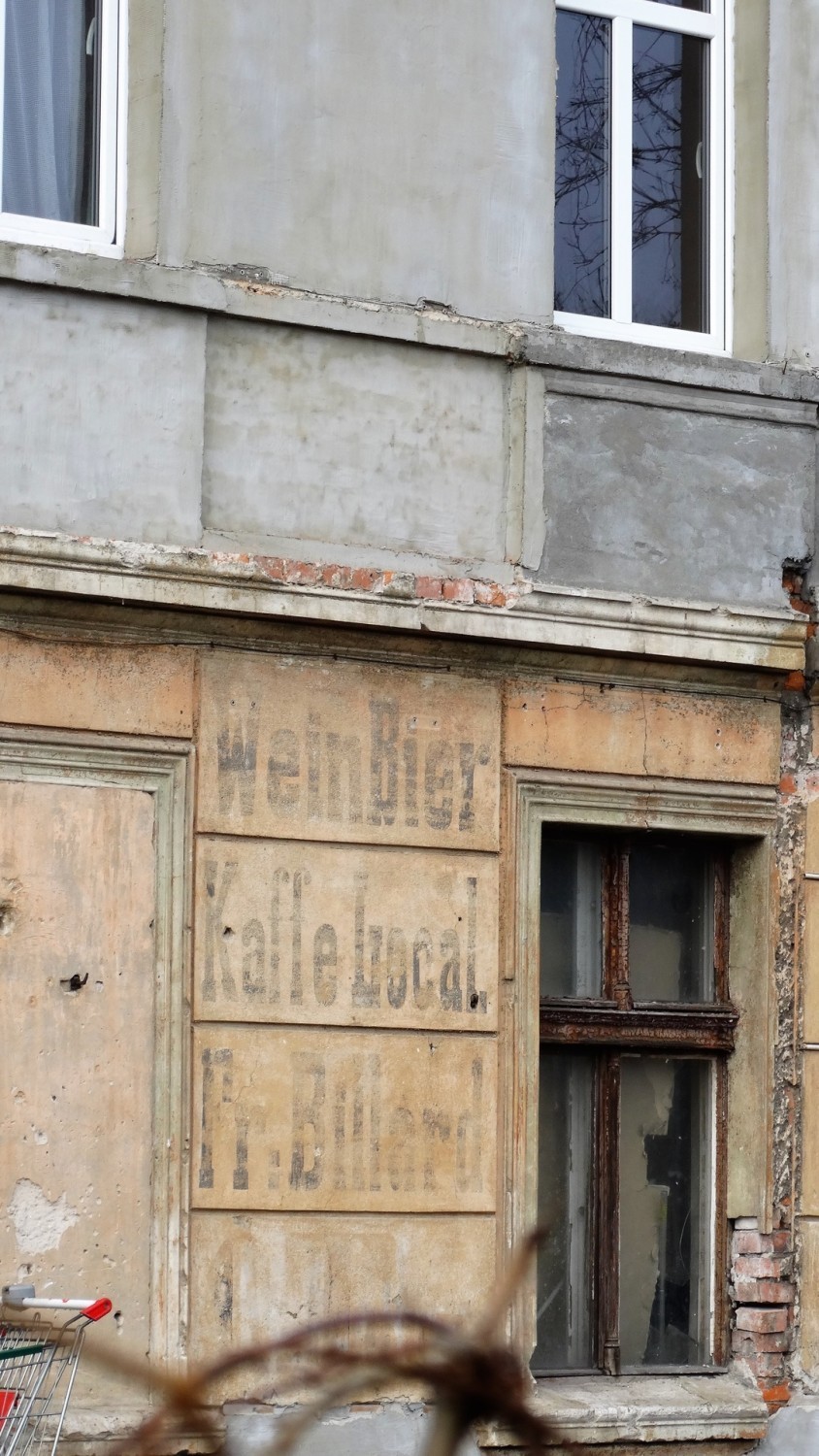 Chodząc po ulicach Bydgoszczy można zauważyć pozostałości...