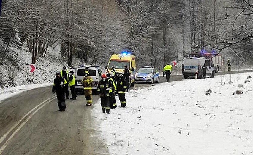 Wróciła zima. W Polanach TIR wpadł do przydrożnego rowu