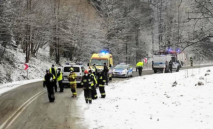 Wróciła zima. W Polanach TIR wpadł do przydrożnego rowu