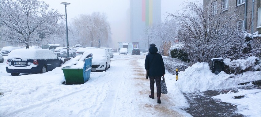 Tam, gdzie nie posypano chodników piaskiem jest bardzo...