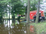 Strażacy wypompowywali wodę z  łęczyckiego parku