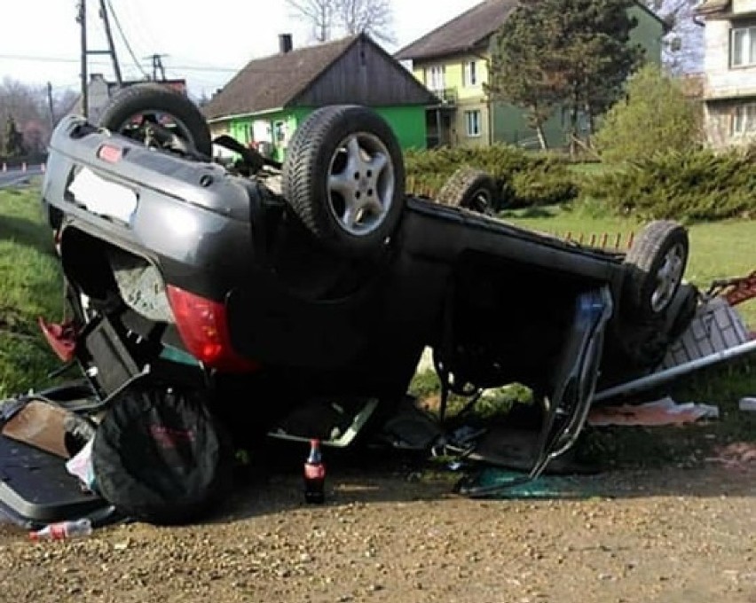 Jedna osoba ranna w dachowaniu samochodu osobowego w Wieprzu 