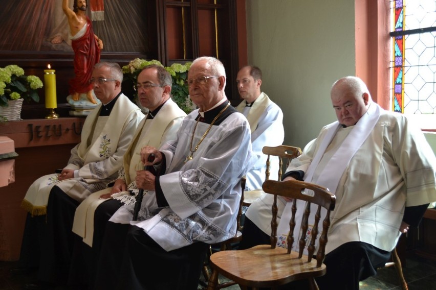 Kartuski Katolik, w obecności biskupa diecezjalnego, gości,...