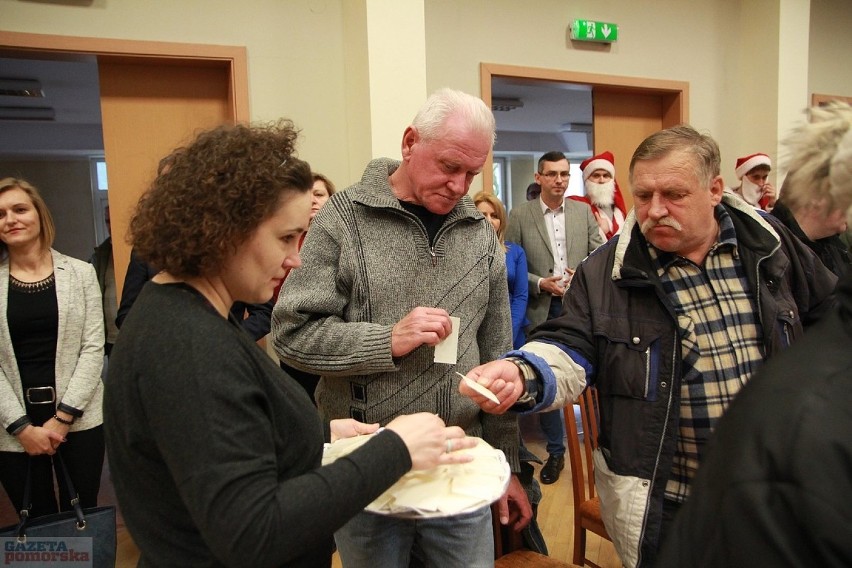 W przedświątecznej atmosferze wzajemne życzenia złożyli...