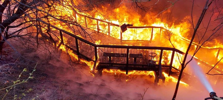 Pożar w Chłapowie (27.04.2022). Spalone schody na plażę pod lupą policji z Pucka. Mundurowi powołali biegłego, przyjedzie też prokurator