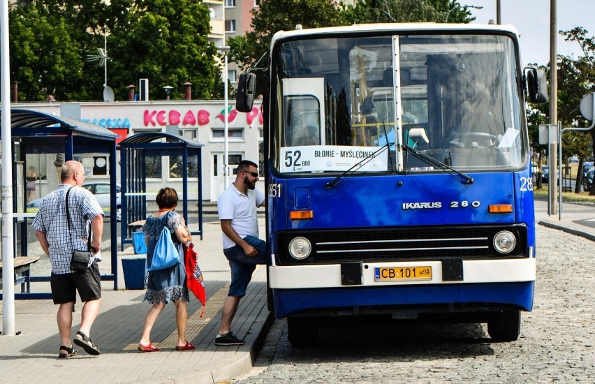 Na linii 52 w Bydgoszczy nadal kursują zabytkowe autobusy. Można nimi jeździć do końca długiego weekendu