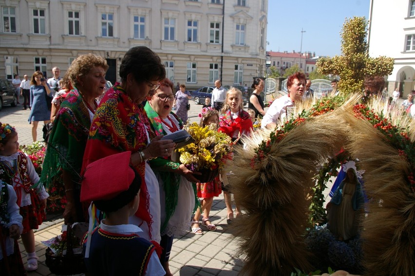 Dożynki w bazylice. Wieniec przygotowało Koło Gospodyń Wiejskich ze Stróżówki. Prowadziła je konna banderia