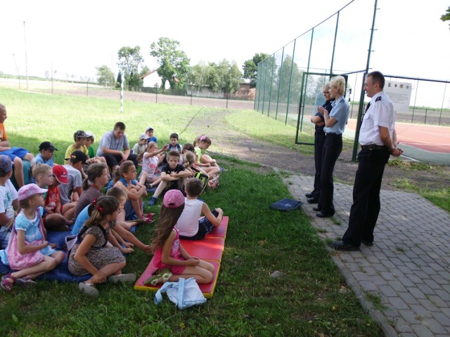 Policjantki z inowrocławskiej komendy odwiedziły dzieci w Gąskach. Na spotkanie przybył również funkcjonariusz policji z Gniewkowa, który na co dzień zajmuje się profilaktyką nieletnich.