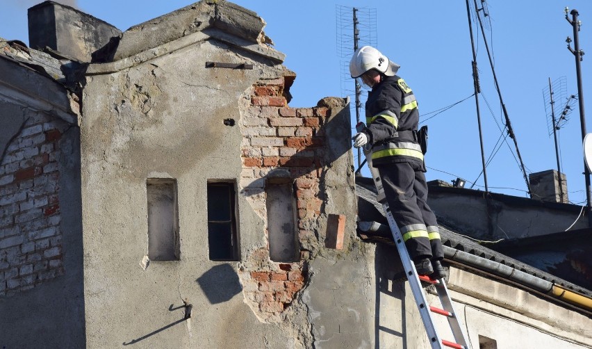 Z dachu spadały cegły. Strażacy zabezpieczyli zrujnowany budynek w Świeciu