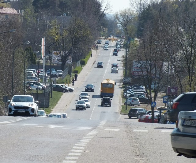 Samochody na ul. Radomskiej w Starachowicach, w poniedziałek 20 kwietnia