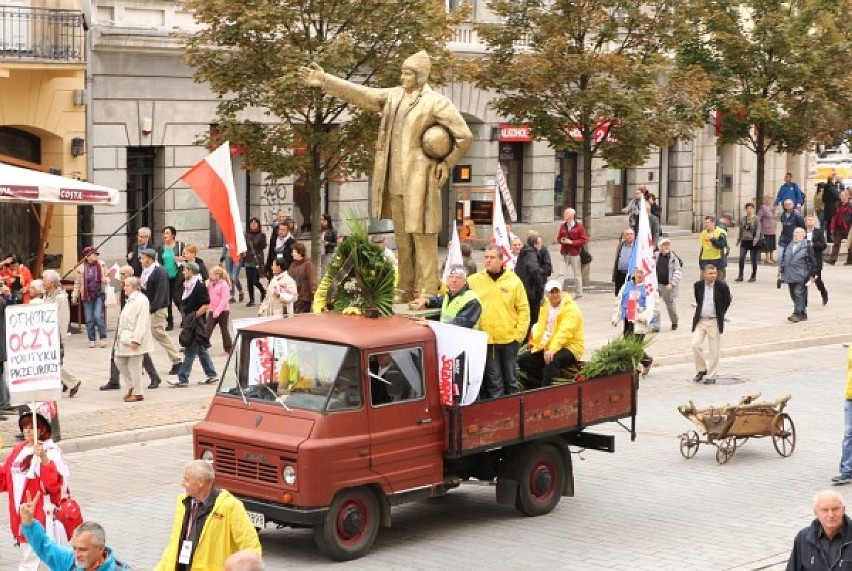 Pomnik premiera z protestów w Warszawie ruszy w trasę po...