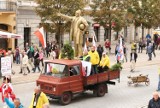 „Złośliwy” pomnik premiera ruszy w trasę po Polsce [wideo]