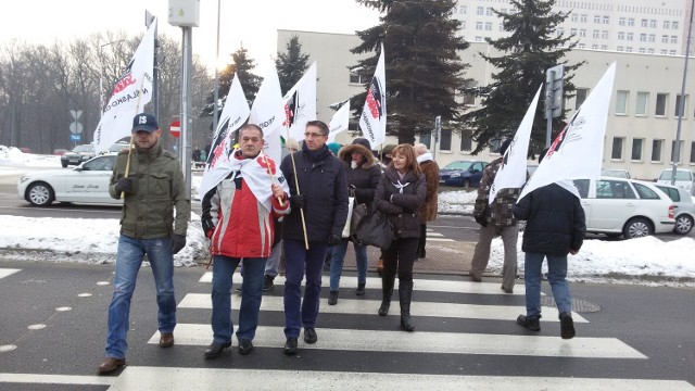 Mieszkańcy blokują przejście na Al. Jana Pawła II, solidaryzując się z górnikami JSW