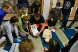 Uczniowie SP nr 8 w Wejherowie poznali zasady obsługi defibrylatora AED [ZDJĘCIA]