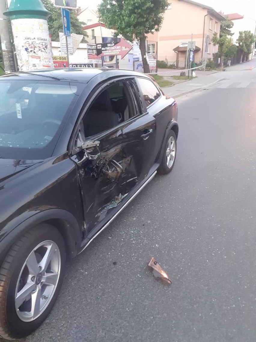 Wypadek w Pilźnie. Motocyklista roztrzaskał się o volvo [ZDJĘCIA]