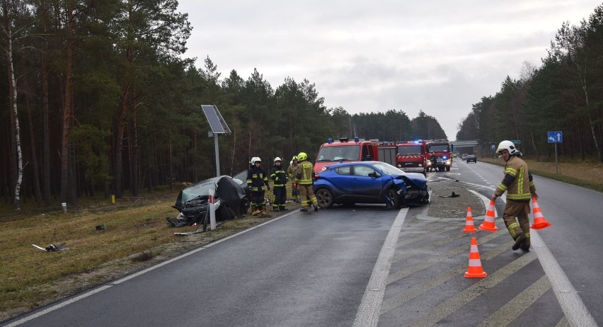 Czołowe zderzenie dwóch toyot na drodze Szczecin - Chociwel. Ranni kierowcy. Ruch wahadłowy ZDJĘCIA, WIDEO