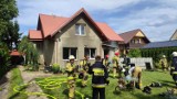 Pożar w Mechelinkach: 30. strażaków walczyło z ogniem trawiącym dom w nadmorskiej miejscowości | NADMORSKA KRONIKA POLICYJNA