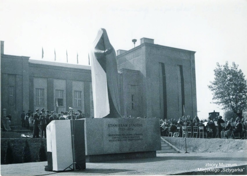 Pomnik Stanisława Staszica w Dąbrowie Górniczej. Został odsłonięty 60 lat temu - zobacz archiwalne zdjęcia
