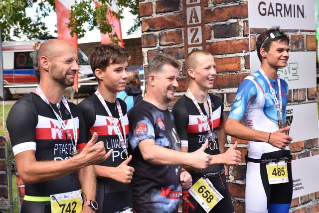 Mieszkańcy biorący udział w Castle Triathlon Malbork 2022 otrzymali medale i nagrody, na co 2000 zł ze swojej podwyżki przekazał burmistrz Marek Charzewski