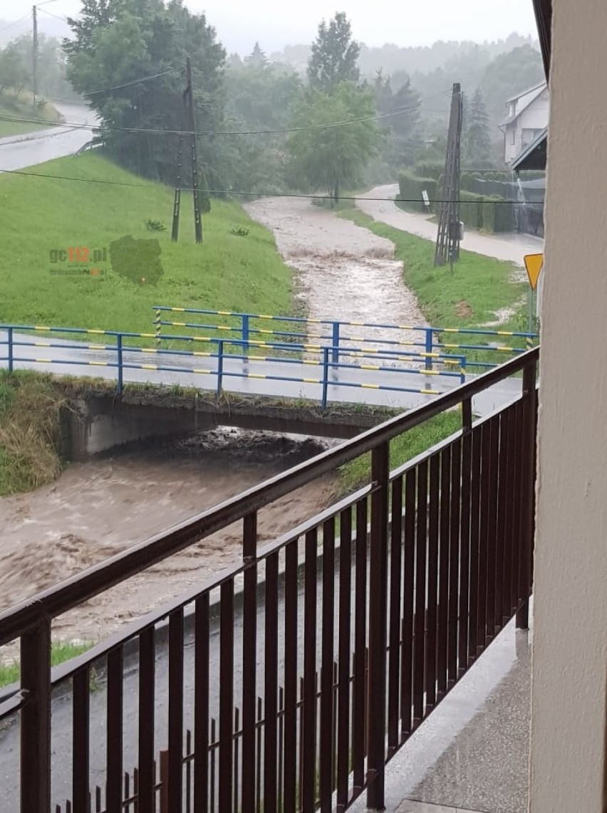 W gminie Czchów zalanych i podtopionych zostało wiele dróg,...