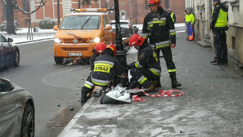 Ford wpadł w poślizg i uderzył w betonowy śmietnik na ulicy Brzeskiej we Włocławku [zdjęcia]