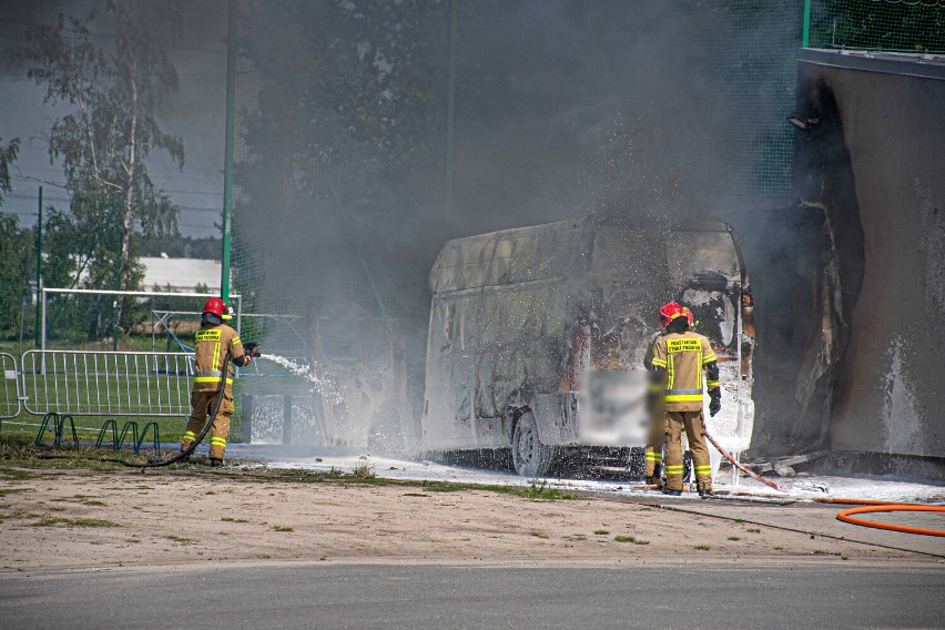 Na Błoniach spłonął bus i uszkodzona została elewacja szatni [ZDJĘCIA]